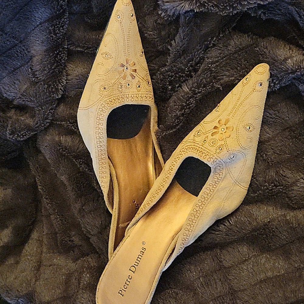 Pierre Dumas Women's Tan Embroidered Mules - Picture 2 of 7